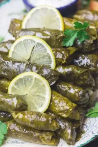 Zeytinyağlı yaprak sarması, sofralara renk ve lezzet katar.