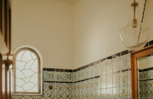 Banyo Duvarı Fayans Yerine Ne Kullanılır? Fayanssız Banyolar için 10 Alternatif